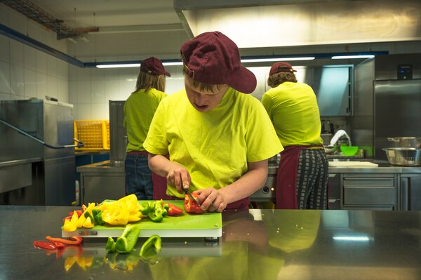 SSBL Tagesstätte Triva, Tagesbeschäftigter in der Küche  | © copyright by jutta vogel